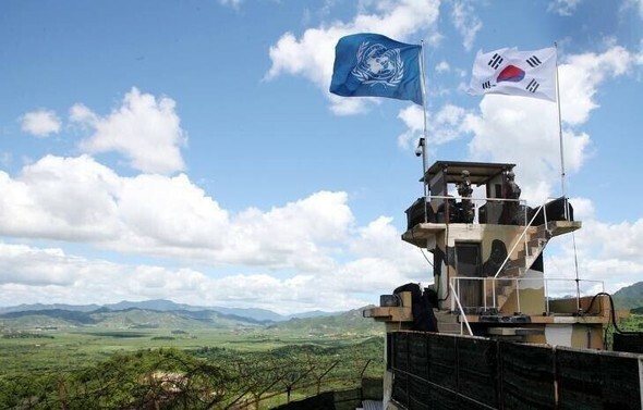 2016年6月、最前線の非武装地帯（DMZ）の監視警戒所（GP）に青色の国連旗と太極旗が掲げられている。非武装地帯の物理的な現場管理は韓国軍が行うが、出入りするすべての人員と兵力の統制権は国連軍司令部が行使している=陸軍本部のウェブサイトより