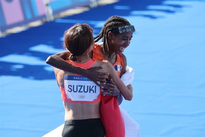 24年パリ五輪女子マラソンで金メダルに輝き、レース後に6位の鈴木（手前）と抱き合うハッサン