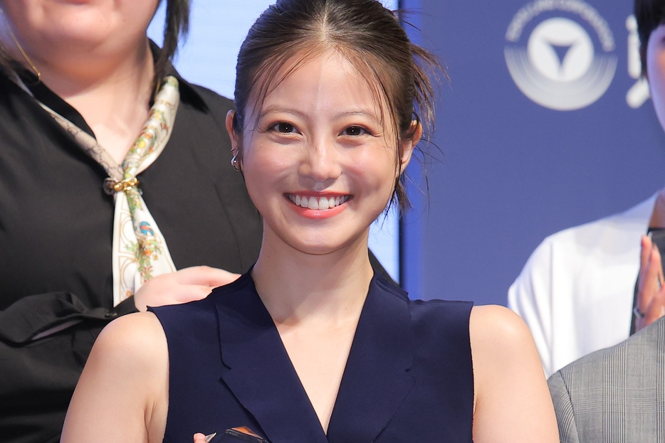 「Forbes JAPAN 30 UNDER 30 2024」の受賞者発表セレモニーに登壇した今田美桜