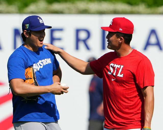 カード初戦の試合前には笑顔で会話を交わす大谷選手とヌートバー選手(写真：日刊スポーツ/アフロ)