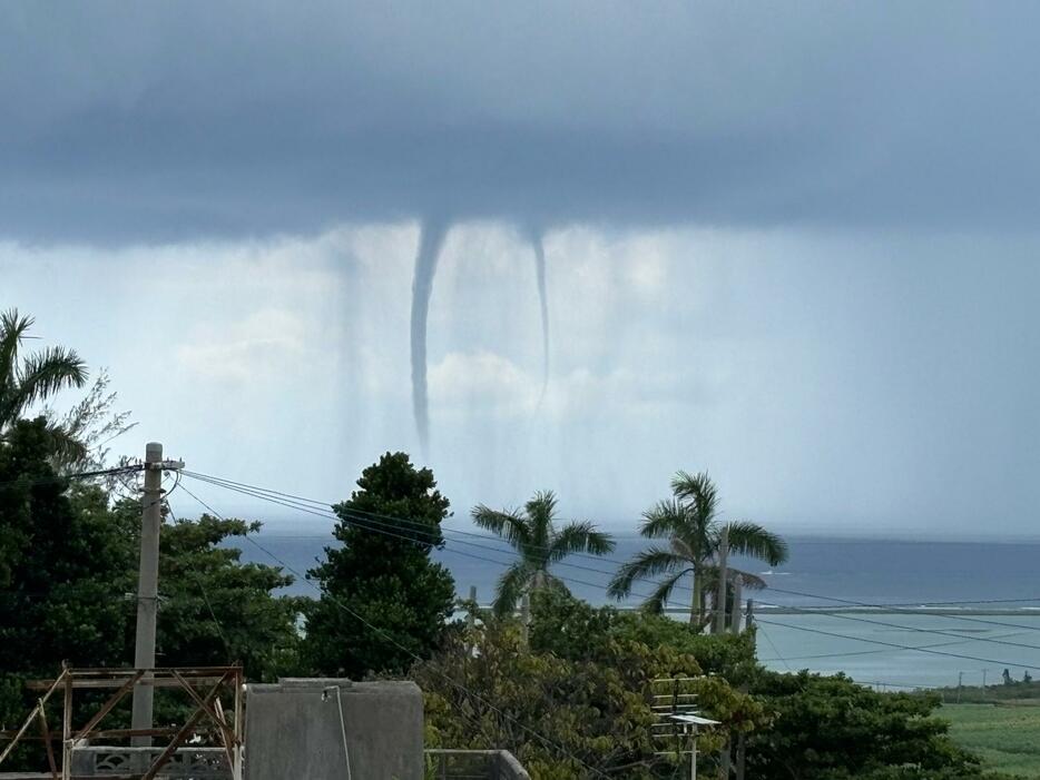 久米島付近の海上で確認された竜巻のようなもの＝14日午後0時20分ごろ、久米島町（中島徹也通信員撮影）