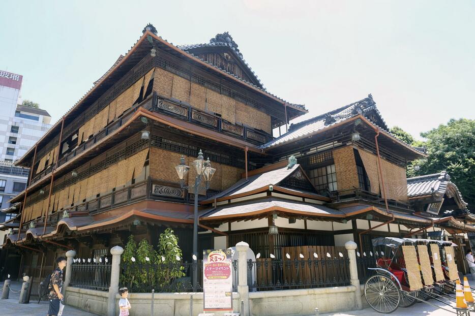 「すだれかけ」が行われた道後温泉本館＝1日午前、松山市