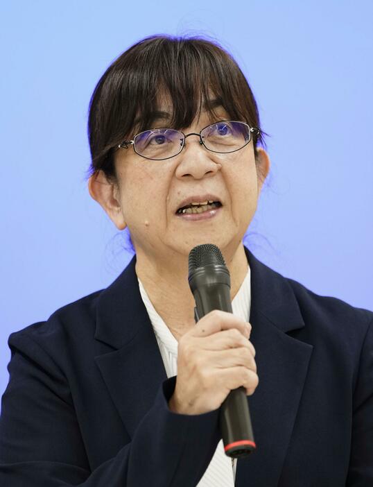 記者会見する日本産科婦人科学会の加藤聖子理事長＝28日午後、東京都内