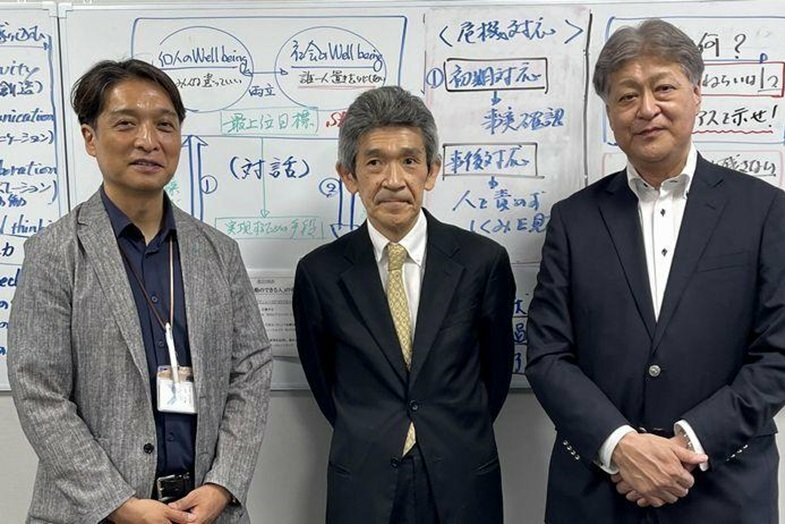 左から、横浜創英中学校・高等学校副校長の山本崇雄さん、筆者の寺田拓司、校長の本間朋弘さん