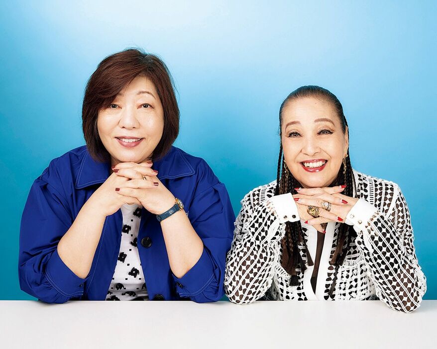 旧知の仲だという、作家の林真理子さん（右）と音楽業界で活躍する湯川れい子さん（左）（撮影：宮崎貢司）