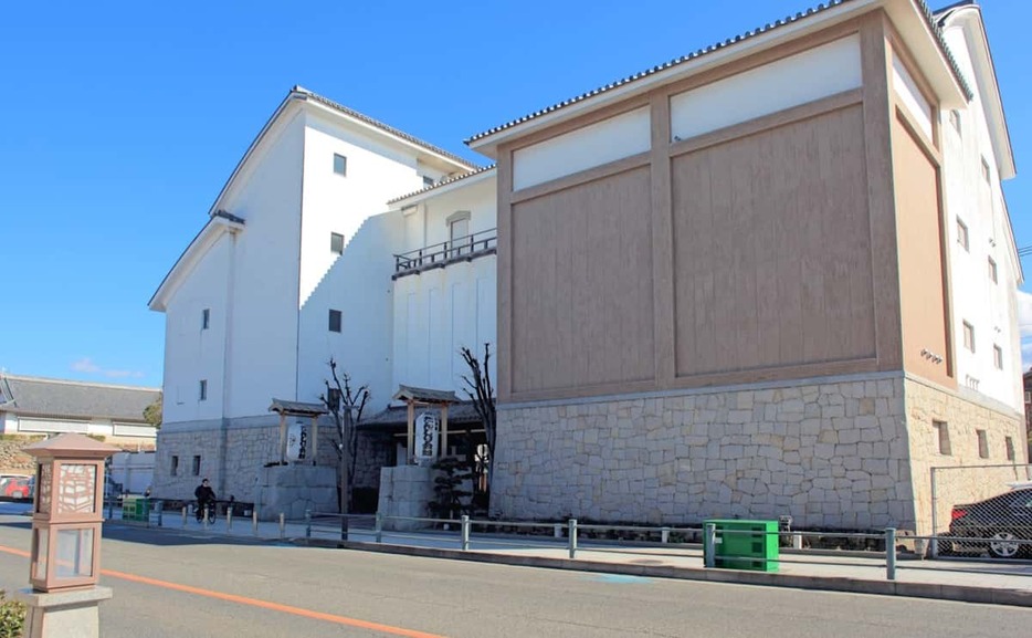 岸和田城の近くにある「だんじり会館」。だんじりの実物展示や映像で、祭りを体感できる施設。彫り物の紹介もしている