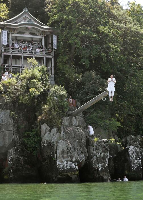 「伊崎の棹飛び」で琵琶湖に飛び込む僧侶＝1日午後、滋賀県近江八幡市