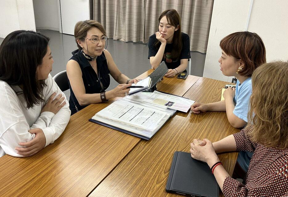 中四国地方で今秋に控える公演について協議する土屋代表（左から2人目）