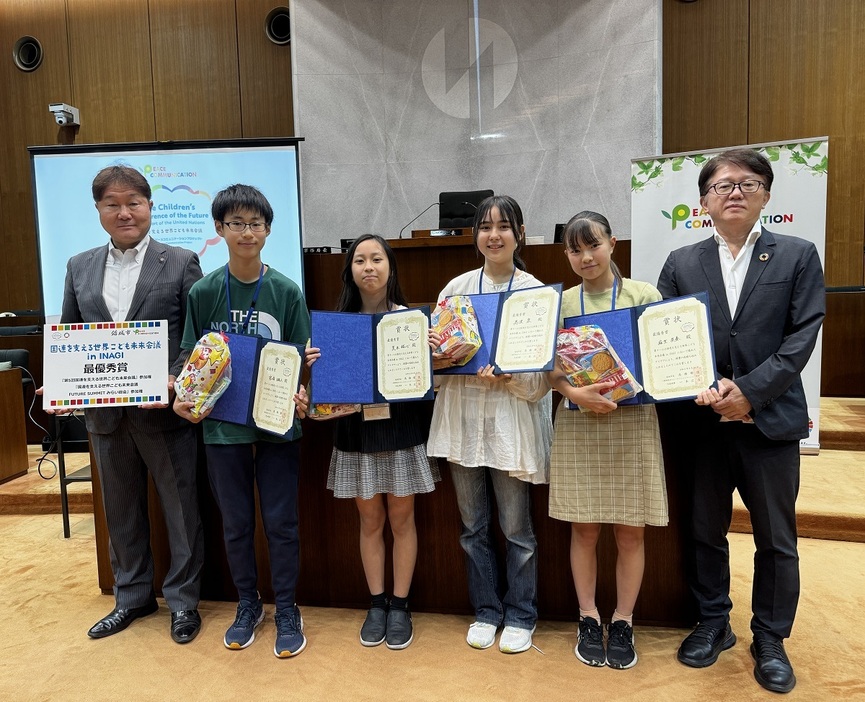 髙橋勝浩稲城市長、優勝チームの4人、ピースコミュニケーション財団の一木広治代表理事（左から）