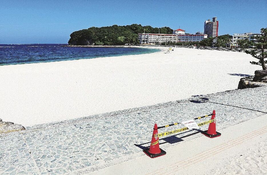 立ち入り禁止になっている白良浜海水浴場（１２日、和歌山県白浜町で）