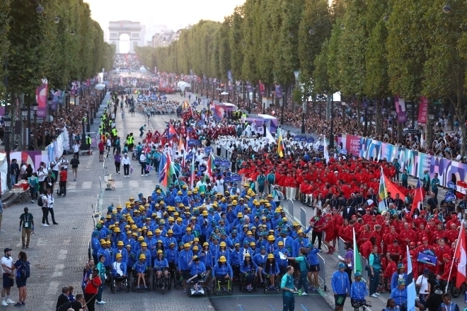 続々と入場する各国のパラ選手団。最奥にはうっすらと凱旋門の姿が。(C)Getty Images