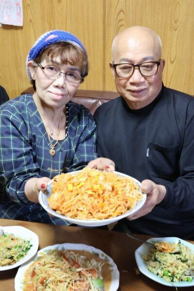 農園の野菜で作ったタイ料理を披露するシーサアットさん（左）と夫のサタポンさん＝３月、茨城県坂東市