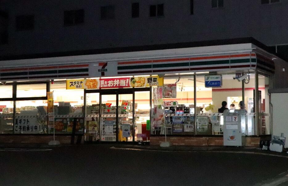 強盗事件が起きたコンビニを調べる捜査員（5日午前2時51分、広島市中区舟入幸町）