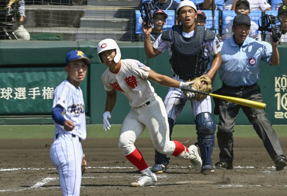 健大高崎―智弁学園　9回表智弁学園2死一、二塁、佐坂が中前に勝ち越し打を放つ。投手石垣、捕手箱山＝甲子園