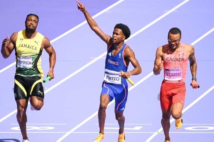 男子400mリレー予選2組2着で決勝進出を果たしたフランス（中央）。(C)Getty Images