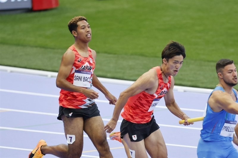 男子4×100mRで決勝進出を決めた日本。サニブラウンから栁田へのパス