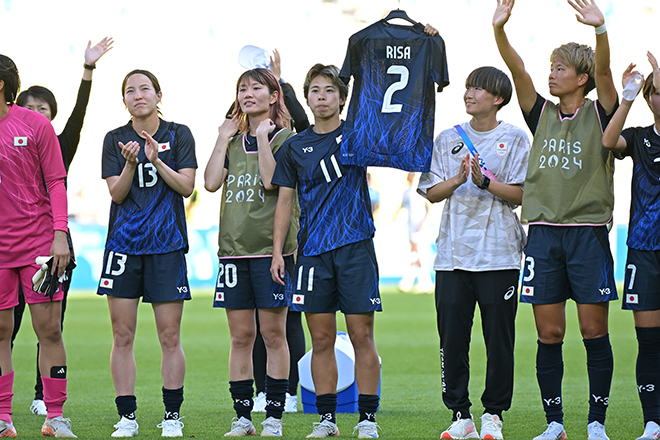 清水のユニホームを掲げる田中。写真：金子拓弥 (サッカーダイジェスト写真部／JMPA代表撮影)