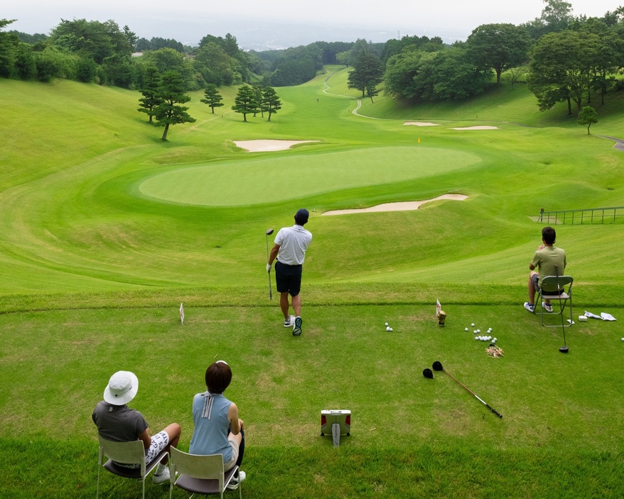 D-1グランプリ決勝のステージはドラコンの聖地・東名CC。桃園Cの9番ホールグリーン奥からフェアウェイに向かって打つ特設ステージ(撮影/有原裕晶)