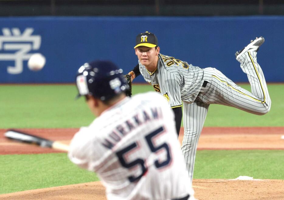 　１回、村上（手前）に先制２ランを浴びる及川（撮影・田中太一）