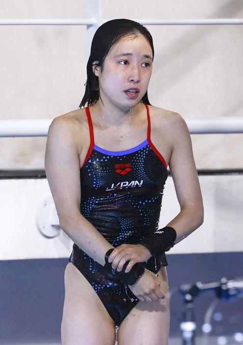 女子高飛び込み決勝で3回目の演技を終えた荒井祭里＝パリ郊外（共同）