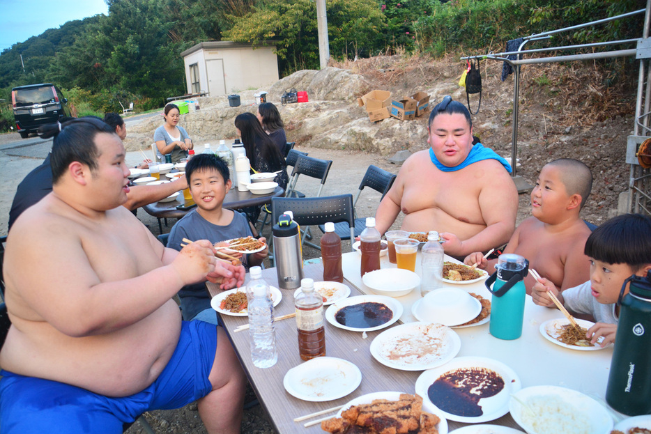 力士とバーベキューを楽しむ子どもら＝いずれも館山