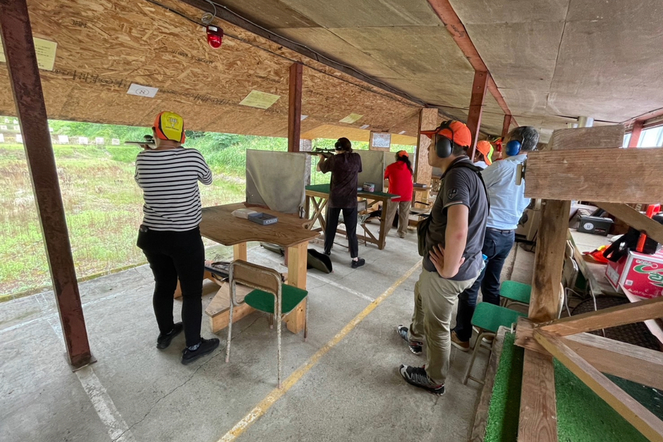 ライフル銃の射撃練習会（北海道猟友会札幌支部提供）