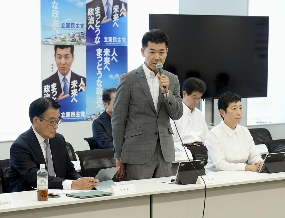 立憲民主党の常任幹事会で発言する泉代表（中央）＝20日午後、国会