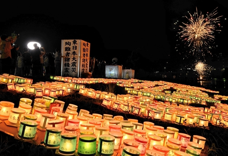 鎮魂の祈りがささげられ、阿武隈川の川岸に並べられた灯籠