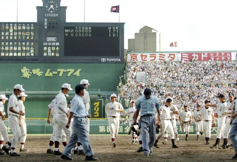 ２００６年８月、全国高校野球選手権大会の駒大苫小牧―早実戦で延長１５回を引き分け、再試合となった両校ナイン＝甲子園球場