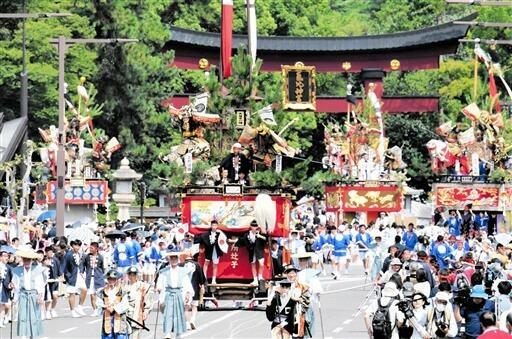 4年ぶりに開催された昨年の敦賀まつり。伝統の山車巡行には大勢の来場者が詰めかけた=福井県敦賀市神楽町1丁目