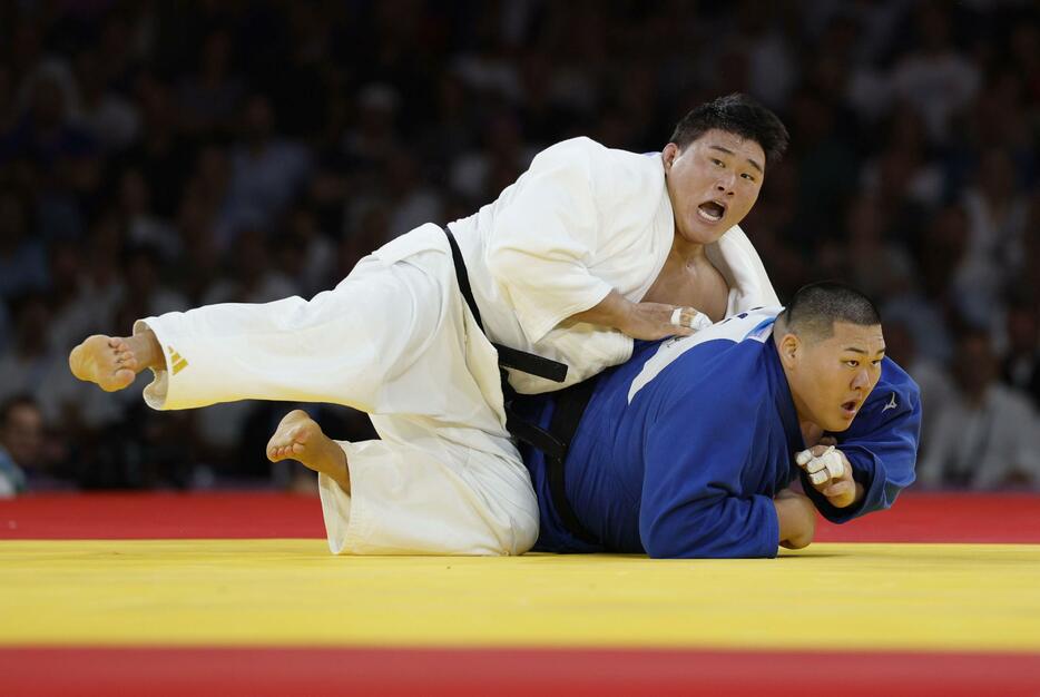 男子100キロ超級準決勝　韓国選手（上）に一本負けした斉藤立＝パリ（共同）