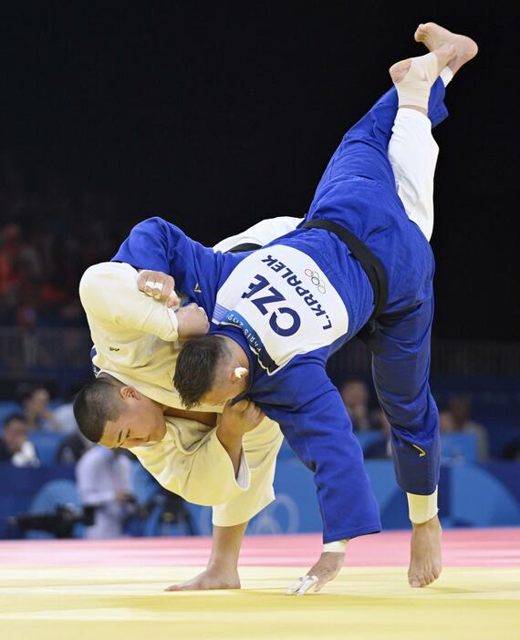 男子100キロ超級2回戦　初戦でチェコ選手に一本勝ちする斉藤立＝パリ（共同）