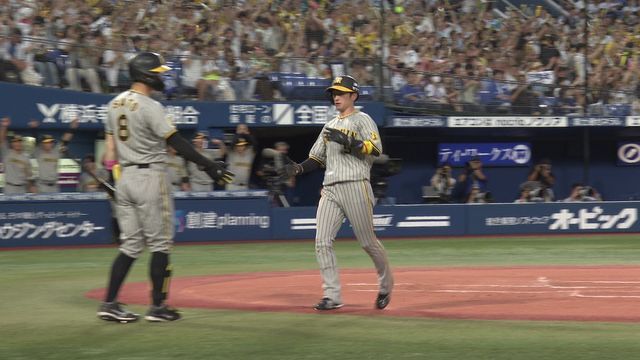 初回に初球ヒットを放ち先制点のベースを踏む阪神の近本光司選手