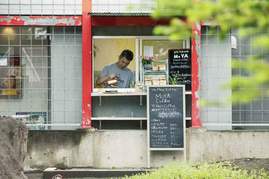 入口の小さなスペースを止まり木としている、日替わりのコーヒースタンド。壁画は荒井良二さんの作　PHOTOGRAPH BY YUKO CHIBA