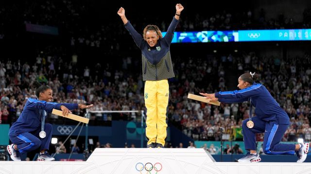 体操女子種目別ゆか決勝の表彰式(写真：AP/アフロ)