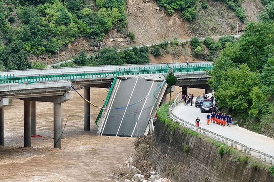 豪雨の影響により崩落した高速道路の橋の一部＝7月、中国陝西省商洛市（新華社＝共同）