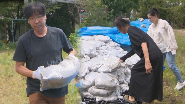 土のうを持ち帰る住民