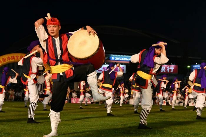 足を高く上げて太鼓を鳴らす沖縄市松本青年会＝24日、沖縄市のコザ運動公園陸上競技場