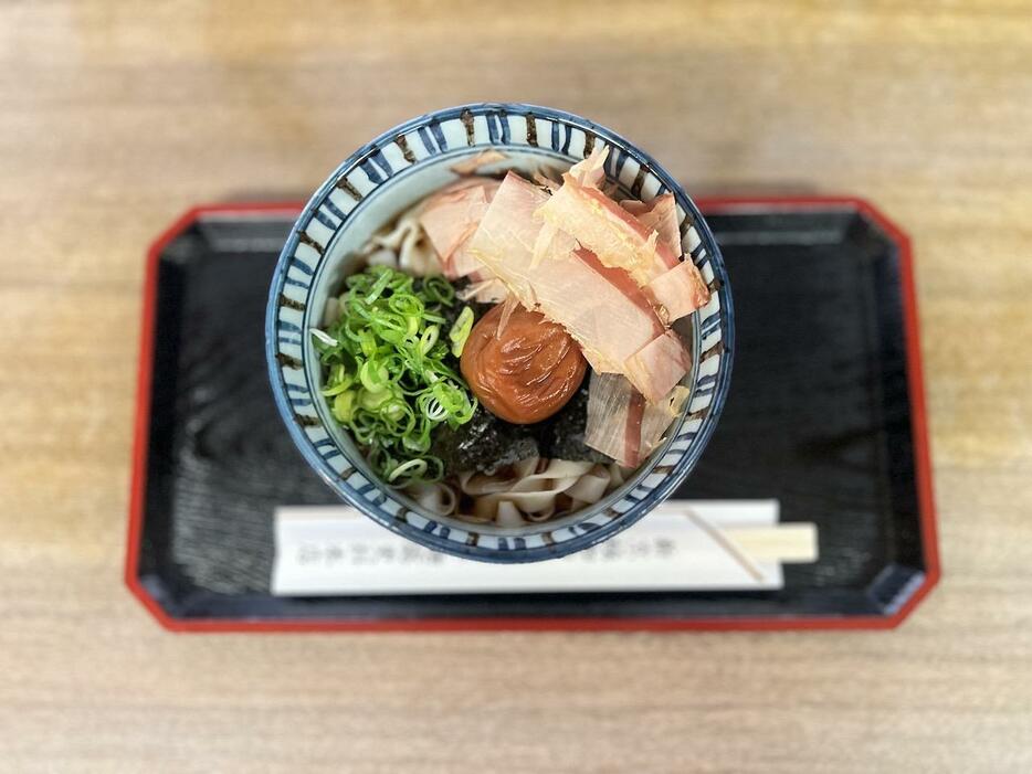 南高梅に焼き海苔、九条ネギ、花かつおを添えた「梅ぼしきしめん」¥850　PHOTOGRAPH BY JUNKO AMANO