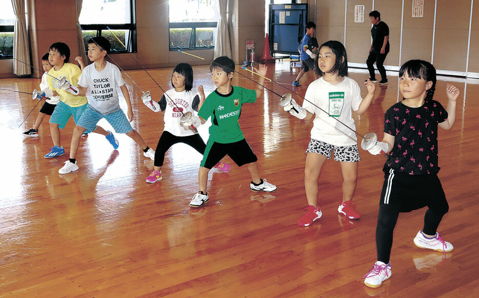 練習に励む舟橋村フェンシングクラブのメンバー＝舟橋村の舟橋会館