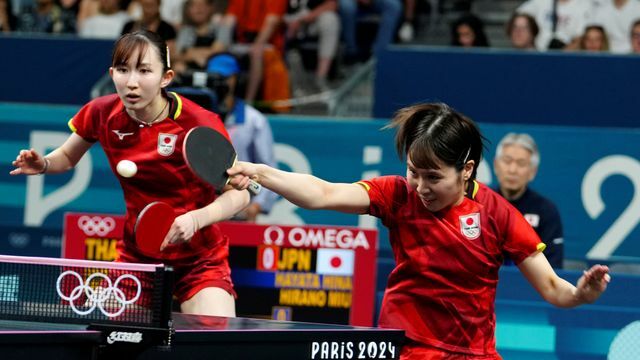 卓球の左から早田ひな選手と平野美宇選手(写真：AP/アフロ)