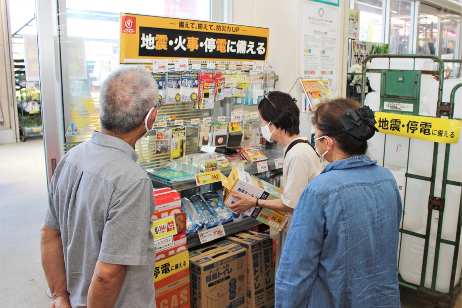 通常の広さに戻った防災グッズコーナーで商品を選ぶ来店者たち（ジュンテンドー厚南店で）