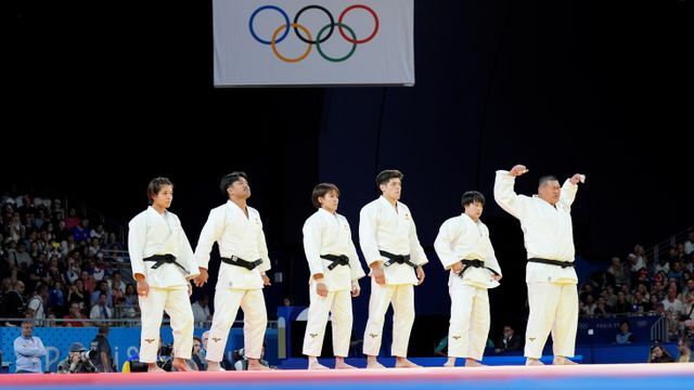 混合団体の2回戦に臨んだ日本代表の阿部詩選手たち【写真：AP/アフロ】