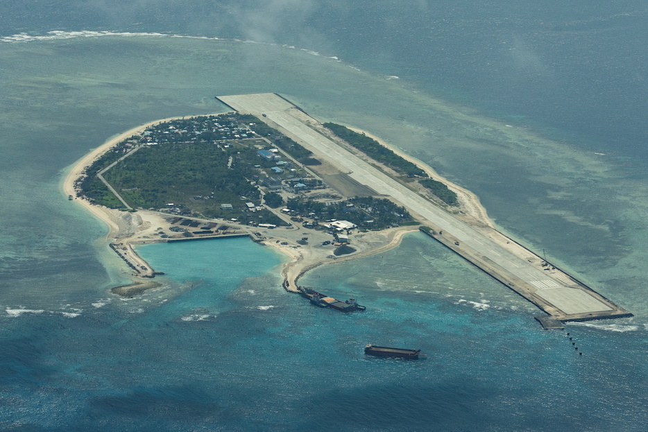 中国が軍事拠点化している南シナ海スプラトリー諸島ティトゥ島。滑走路が見える（2023年） REUTERS/Eloisa Lopez