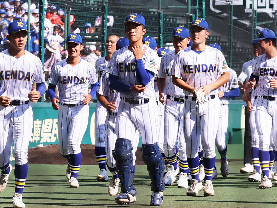 史上8校目の甲子園春夏連覇を狙う健大高崎ナイン　photo by Ohtomo Yoshiyuki