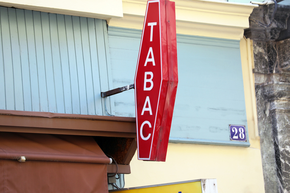 フランスのタバコ看板（French Red And White Sign Tabac In France：Sibuet / PIXTA）