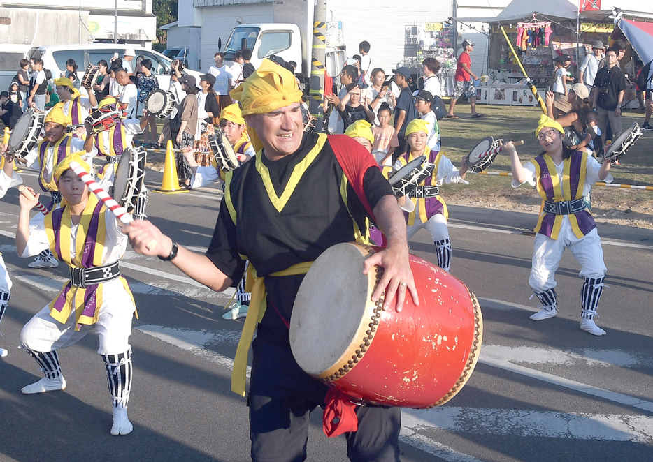 ヨロンサンゴ祭パレードで、26年ぶりにエイサーを楽しんだエリック・ポーストさん＝10日、鹿児島県与論町