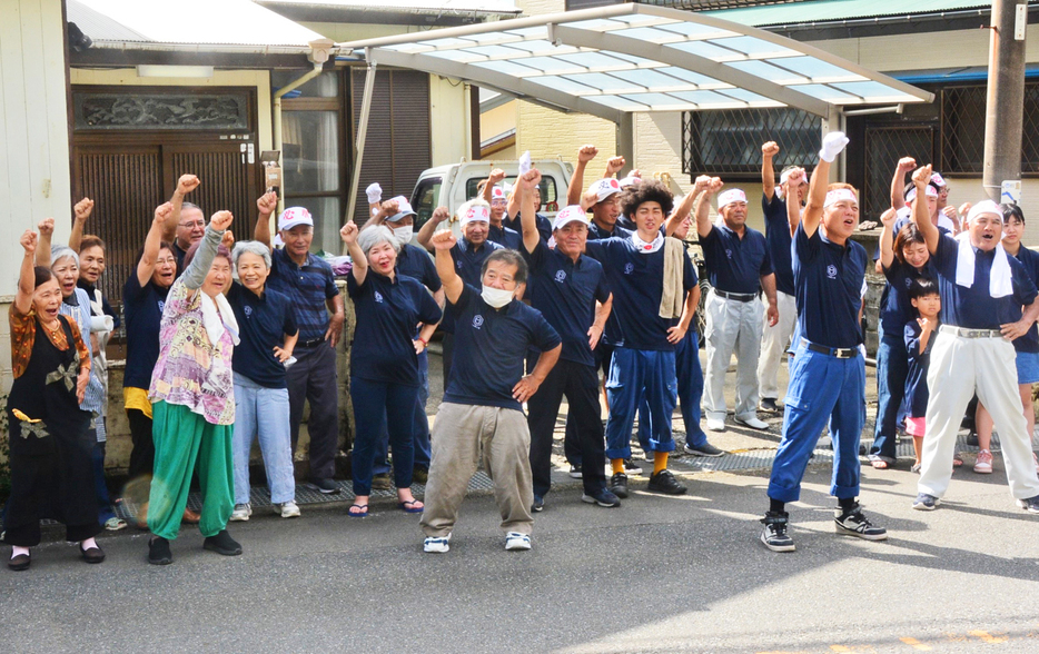 出陣式で気勢を上げる支持者ら＝20日、鹿児島県龍郷町