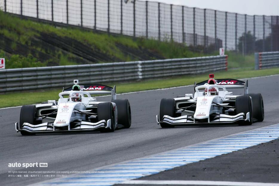 チームメイト同士のトップ争いを繰り広げた太田格之進（6号車）と牧野任祐（5号車）