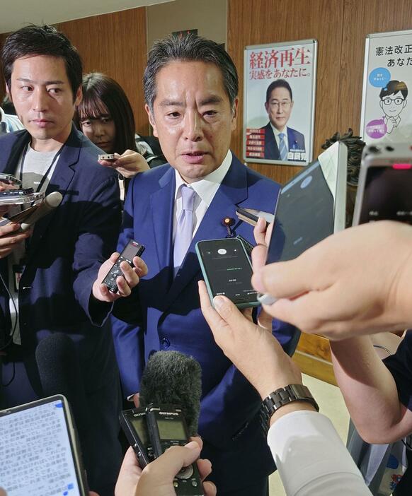 記者団の取材に応じる自民党東京都連の井上信治新会長＝5日午後、東京・永田町の党本部